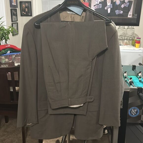 Hugo Boss Gray/Beige knit suit. - Picture 3 of 12